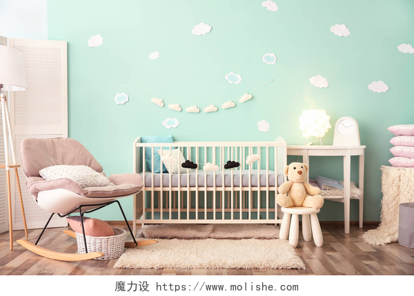 现代婴儿房室内配有婴儿床和摇椅的图片现代婴儿房室内配有婴儿床和摇椅